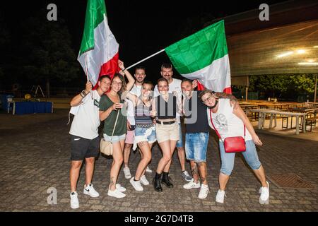 Italia, Casorezzo, finale del campionato europeo di calcio Italia-Inghilterra, tifosi italiani - 11 luglio 2021 - Foto Stock