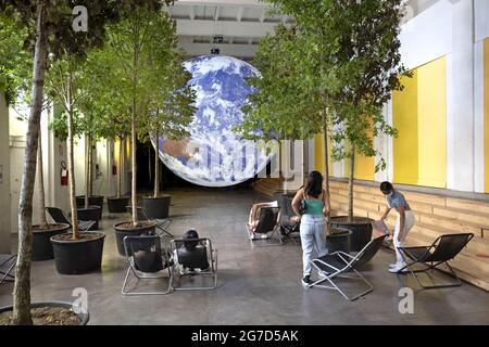 Gaia, un'installazione artistica dell'artista britannico Luke Jerram sul nostro pianeta terra, a base, Milano, Italia. Foto Stock