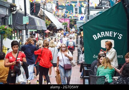 Brighton UK 13 luglio 2021 - il distretto del Laine del nord di Brighton è occupato con i clienti oggi come Brighton e Hove è stato dichiarato una "zona di risposta migliorata" della città a seguito di un aumento allarmante nei casi di Covid-19, in particolare della variante di Delta. il consiglio della città è di ricevere ulteriore aiuto e sostegno da parte del governo Che aumenterebbe i test e garantire che la città può rimanere sicura e aperta per il business come il prossimo allentamento delle restrizioni inizierà Lunedi prossimo .: Credit Simon Dack / Alamy Live News Foto Stock