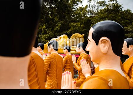 Wat Chak Yai tempio, buddha d'oro e centinaia di monaci, a Chanthaburi, Thailandia Foto Stock