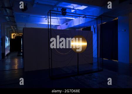 Installazione di arte visiva per aumentare la premiazione del nostro pianeta Terra, alla base, Milano, Italia. Foto Stock