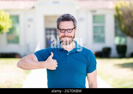 buona salute degli occhi di un ragazzo felice in occhiali con il pollice su gesto, cura degli occhi Foto Stock