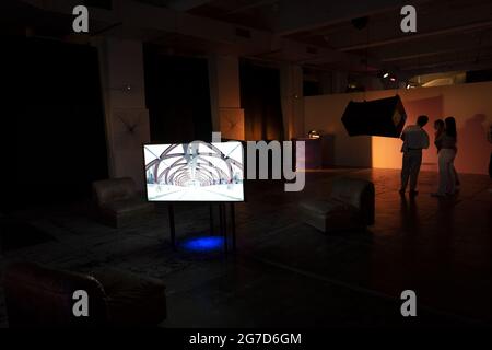 Installazione di arte visiva per aumentare la premiazione del nostro pianeta Terra, alla base, Milano, Italia. Foto Stock