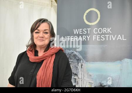 Bantry, West Cork, Irlanda. 12 luglio 2021. West Cork Literary Festival ultimo giorno di eventi live all'aperto con numerosi scrittori. Nella foto sotto Louise Kennedy. Credit: Karlis Dzjamko/Alamy Live News Foto Stock