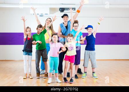 Insegnante di danza dare ai bambini Zumba Fitness classe in palestra Foto Stock