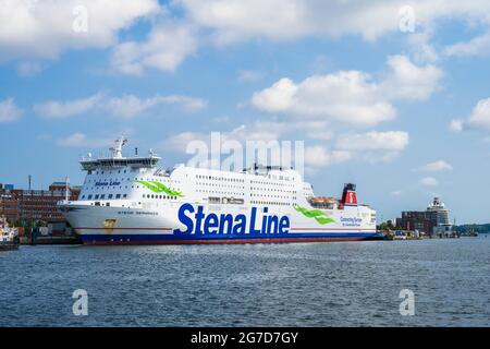 Die Schwedenfähre Stena Germanica hat gerade am Schwedenkai angelegt, im Hintergrund die Mein Schiff 1 von TUI Cruises Foto Stock