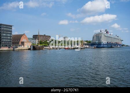 Schloß, am Ostseekai vor dem Kieler das Schiffahrtsmuseum und die Kieler Hansekogge Foto Stock