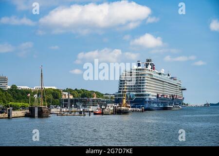 Museumsbrücke, das Kreuzfahrtschiff Mein Schiff 1 im Vordergrund die Kieler Hansekogge Foto Stock