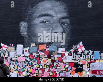 Manchester Inghilterra 13 luglio 2021 Murale di Marcus Rashford adornato con messaggi di buona volontà e di sostegno. ©Alamy Foto Stock