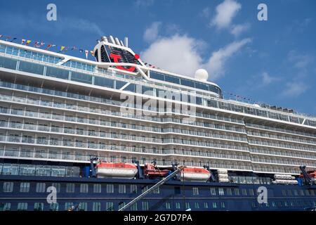 Porto di Kiel, das Kreuzfahrtschiff Mein Schiff 1 der TUI Crociere am Ostseekai Foto Stock