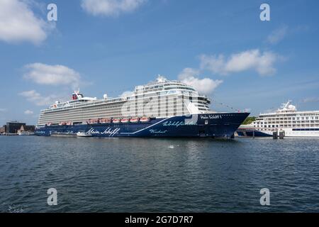 Porto di Kiel, das Kreuzfahrtschiff Mein Schiff 1 der TUI Crociere am Ostseekai Foto Stock