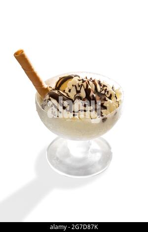 Gelato con biscotto al cioccolato e wafer in tazza di vetro isolata su bianco, spazio copia Foto Stock