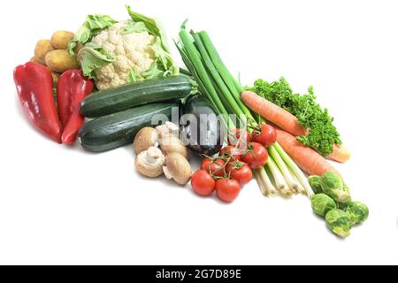 Varie verdure isolate su sfondo bianco, concetto di cibo sano per dieta dimagrante, vegetariano e vegano, spazio di copia Foto Stock