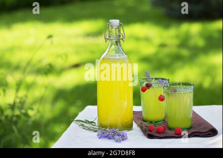 Limonata fatta in casa in bicchieri, aroma di lampone e lavanda Foto Stock