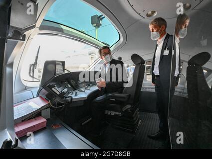 13 luglio 2021, Brandeburgo, Cottbus: Andreas Scheuer (l, CSU), Ministro federale dei trasporti, e Tobias Fischer, responsabile della tecnologia dei veicoli della Deutsche Bahn AG, sono in un treno DI prova SU GHIACCIO diesel all'apertura del campo di prova digitale della Deutsche Bahn. Deutsche Bahn vuole esplorare più protezione del clima, più sicurezza e meno rumore con nuovi test digitali in condizioni reali con un cosiddetto campo di test digitale aperto. Secondo il Centro tedesco per la ricerca sul trasporto ferroviario (DZSF), il campo di prova coprirà una rete di 350 chilometri tra Halle an der Saale, Cottbus e Niesky Foto Stock