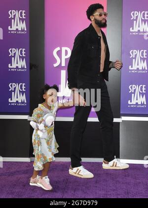 Los Angeles, Stati Uniti. 12 luglio 2021. Anthony Davis e Nala Davis arrivano allo SPACE JAM: UNA nuova prima mondiale CHE SI tiene al Regal L.A. LIVE a Los Angeles, CA il Lunedi, 12 luglio 2021. (Foto di Sthanlee B. Mirador/Sipa USA) Credit: Sipa USA/Alamy Live News Foto Stock