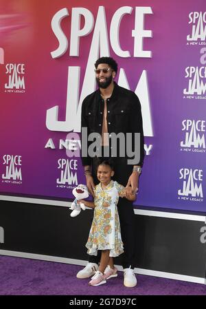 Los Angeles, Stati Uniti. 12 luglio 2021. Anthony Davis e Nala Davis arrivano allo SPACE JAM: UNA nuova prima mondiale CHE SI tiene al Regal L.A. LIVE a Los Angeles, CA il Lunedi, 12 luglio 2021. (Foto di Sthanlee B. Mirador/Sipa USA) Credit: Sipa USA/Alamy Live News Foto Stock