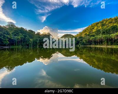 Tramonto sul fiume Kanchanaburi Khwae Yai o Kwai in Thailandia Foto Stock