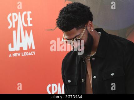 Los Angeles, Stati Uniti. 12 luglio 2021. Anthony Davis arriva allo SPACE JAM: UNA NUOVA prima mondiale CHE SI tiene al Regal L.A. LIVE a Los Angeles, CA il Lunedi, 12 luglio 2021. (Foto di Sthanlee B. Mirador/Sipa USA) Credit: Sipa USA/Alamy Live News Foto Stock