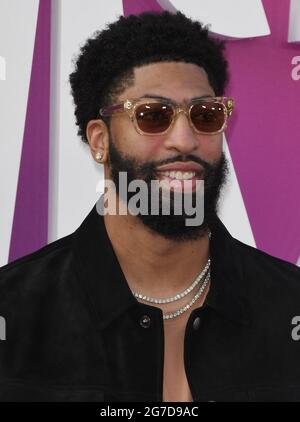 Los Angeles, Stati Uniti. 12 luglio 2021. Anthony Davis arriva allo SPACE JAM: UNA NUOVA prima mondiale CHE SI tiene al Regal L.A. LIVE a Los Angeles, CA il Lunedi, 12 luglio 2021. (Foto di Sthanlee B. Mirador/Sipa USA) Credit: Sipa USA/Alamy Live News Foto Stock