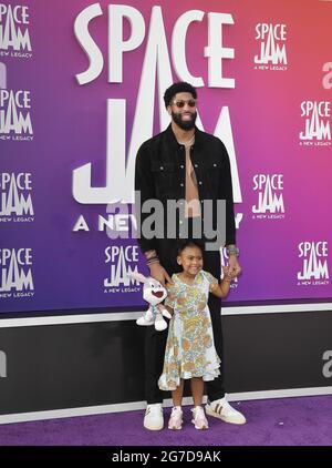 Los Angeles, Stati Uniti. 12 luglio 2021. Anthony Davis e Nala Davis arrivano allo SPACE JAM: UNA nuova prima mondiale CHE SI tiene al Regal L.A. LIVE a Los Angeles, CA il Lunedi, 12 luglio 2021. (Foto di Sthanlee B. Mirador/Sipa USA) Credit: Sipa USA/Alamy Live News Foto Stock