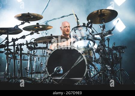 PADOVA, GRAN TEATRO GEOX, ITALIA: Ben Johnston, batterista della rock band scozzese Biffy Clyro, ha suonato in diretta sul palco di Padova per il tour europeo "Ellipsis" Foto Stock