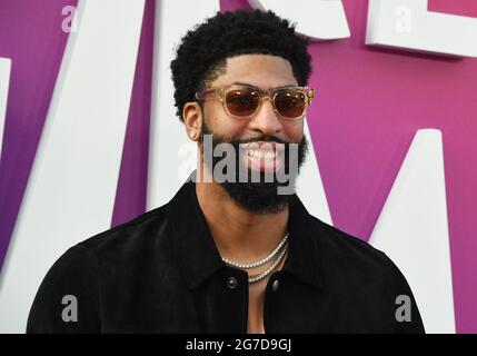 Los Angeles, Stati Uniti. 12 luglio 2021. Anthony Davis arriva allo SPACE JAM: UNA NUOVA prima mondiale CHE SI tiene al Regal L.A. LIVE a Los Angeles, CA il Lunedi, 12 luglio 2021. (Foto di Sthanlee B. Mirador/Sipa USA) Credit: Sipa USA/Alamy Live News Foto Stock