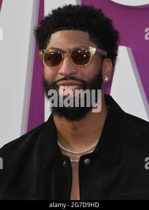 Los Angeles, Stati Uniti. 12 luglio 2021. Anthony Davis arriva allo SPACE JAM: UNA NUOVA prima mondiale CHE SI tiene al Regal L.A. LIVE a Los Angeles, CA il Lunedi, 12 luglio 2021. (Foto di Sthanlee B. Mirador/Sipa USA) Credit: Sipa USA/Alamy Live News Foto Stock