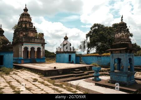 Vista sui bellissimi templi. Mardhe Village, Satara. Vista rurale indiana, Maharashtra. India Foto Stock