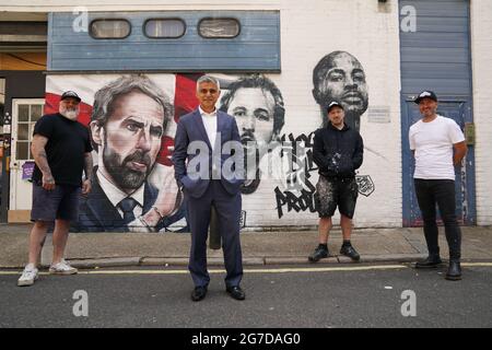 Sindaco di Londra Sadiq Khan con (da sinistra a destra) artisti graffiti MR Meana, Gnasher e Marc Silver al murale svelante di Gareth Southgate, Harry Kane e Raheem Sterling in Inghilterra a Acegar Yard, Londra, dopo aver ottenuto la finale del torneo UEFA Euro 2020. Data immagine: Martedì 13 luglio 2021. Foto Stock