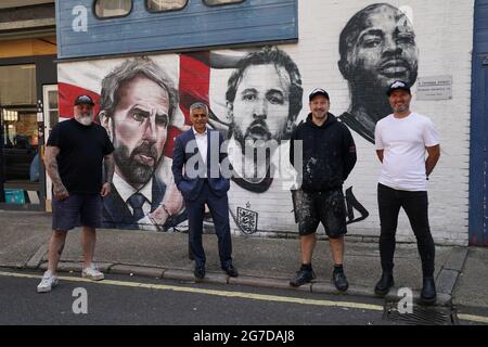 Sindaco di Londra Sadiq Khan con (da sinistra a destra) artisti graffiti MR Meana, Gnasher e Marc Silver al murale svelante di Gareth Southgate, Harry Kane e Raheem Sterling in Inghilterra a Acegar Yard, Londra, dopo aver ottenuto la finale del torneo UEFA Euro 2020. Data immagine: Martedì 13 luglio 2021. Foto Stock