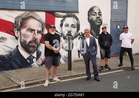 Sindaco di Londra Sadiq Khan con (da sinistra a destra) artisti graffiti MR Meana, Gnasher e Marc Silver al murale svelante di Gareth Southgate, Harry Kane e Raheem Sterling in Inghilterra a Acegar Yard, Londra, dopo aver ottenuto la finale del torneo UEFA Euro 2020. Data immagine: Martedì 13 luglio 2021. Foto Stock