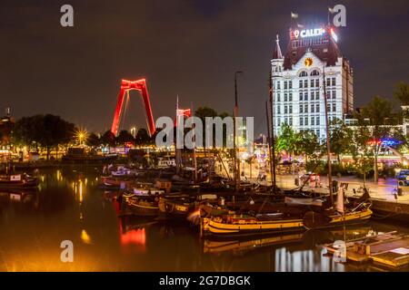 Vista notturna dell'Oude Haven a Rotterdam con het witte huis e Cube case, Paesi Bassi Foto Stock