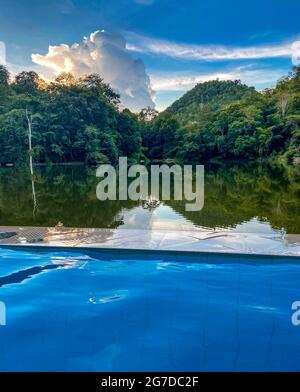 Tramonto sul fiume Kanchanaburi Khwae Yai o Kwai in Thailandia Foto Stock