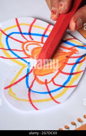 Un disegno a mano con matita colorata su carta Foto Stock