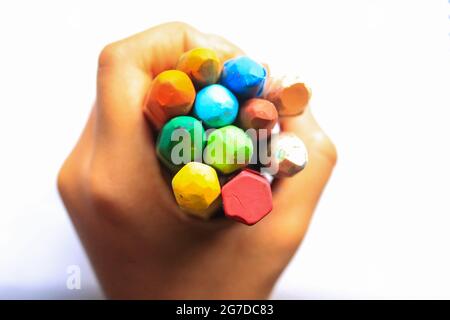 Matita colorata a portata di mano, vista dall'alto, nuova immagine Foto Stock