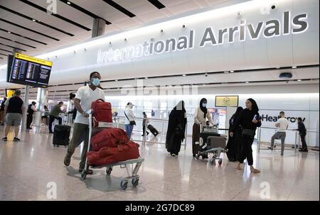 Londra, Regno Unito. 13 luglio 2021. Arrivi al Terminal 2. I passeggeri di Heathrow si avvicinano il 19 luglio e le restrizioni di viaggio saranno revocate in alcuni paesi. Ieri (12 luglio) ci sono state lunghe code a Heathrow come un sacco di guardie di sicurezza ha dovuto autoisolare. L'Unione dei servizi di immigrazione ha avvertito che i viaggiatori possono affrontare fino a 6 ore di ritardo quando le restrizioni sono attenuate. Credit: Mark Thomas/Alamy Live News Foto Stock
