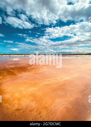Phetchaburi sale appartamenti Naklua, aziende agricole e agricoltori raccolta di sale a Phetchaburi, Thailandia Foto Stock