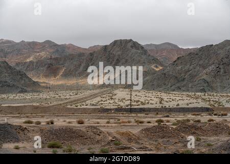 Vista del deserto di Gobi e delle montagne nella provincia di Qinghai, in Cina. Foto Stock