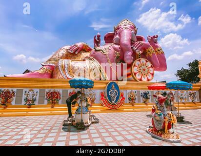 Wat Saman Rattanaram tempio dei petali di fiori a Chachoengsao, Thailandia Foto Stock