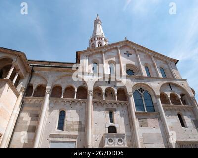 Modena - Italia - 12 giugno 2021: L'esterno del Duomo di Modena Foto Stock