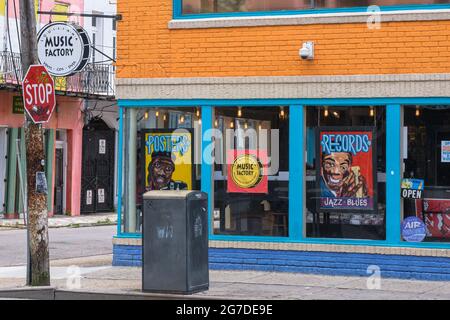 NEW ORLEANS, LA, USA - 17 GENNAIO 2021: Famoso negozio di dischi della Louisiana Music Factory in Frenchmen Street Foto Stock