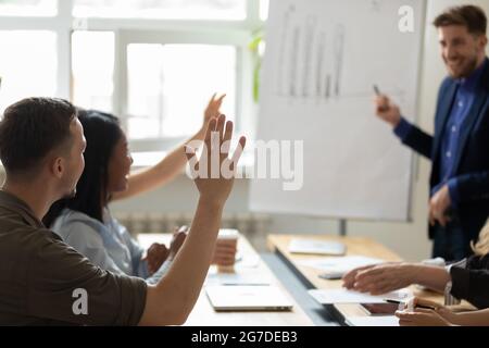 Il pubblico solleva le mani per porre domande al presentatore Foto Stock