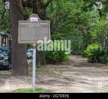 NEW ORLEANS, LA, Stati Uniti d'America - 10 LUGLIO 2021: Indicatore storico per 'New Orleans e il commercio nazionale degli schiavi' su Esplanade Avenue Foto Stock