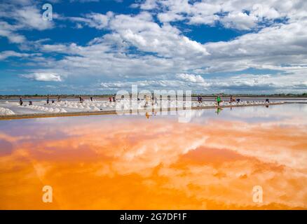 Phetchaburi sale appartamenti Naklua, aziende agricole e agricoltori raccolta di sale a Phetchaburi, Thailandia Foto Stock