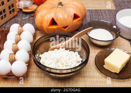 Ingredienti per preparare pasta di formaggio casolare per biscotti stampati per Halloween fare biscotti per Halloween. Foto Stock