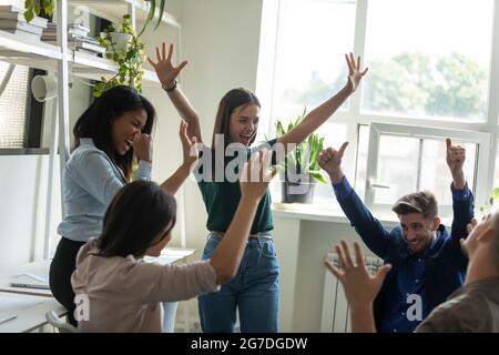 Team felice orgoglioso di un buon risultato di lavoro, incontro in ufficio Foto Stock