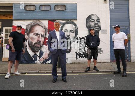 LA CORREZIONE ORTOGRAFICA RITRASMESSA DI STERLING Mayor di Londra Sadiq Khan con (da sinistra a destra) artisti graffiti MR Meana, Gnasher e Marc Silver al murale svelante di Gareth Southgate, Harry Kane e Raheem Sterling in Inghilterra a Acegar Yard, Londra, dopo aver ottenuto la finale del torneo UEFA Euro 2020. Data immagine: Martedì 13 luglio 2021. Foto Stock