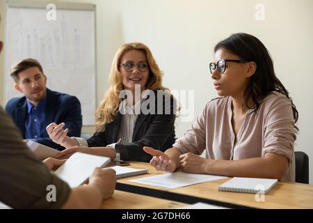 Dipendente afro-americano fiducioso, team leader che parla di meeting aziendale Foto Stock