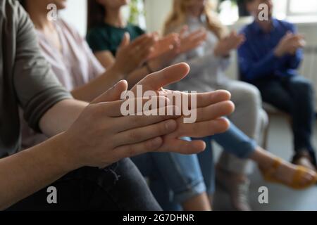 Mani di pubblico applaudendo oratore, presentatore per discorso, presentazione, formazione Foto Stock